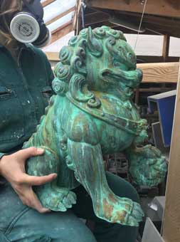 Sculptures de faux lions en bronze