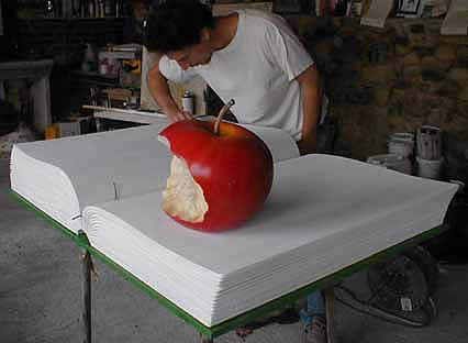 Grand livre et pomme géante